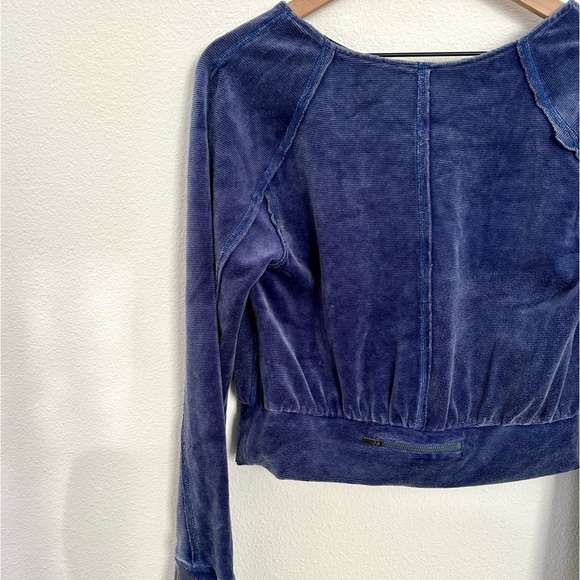Free People Movement Just Lodgin' Navy Velour Pullover size Large - Picture 3 of 8